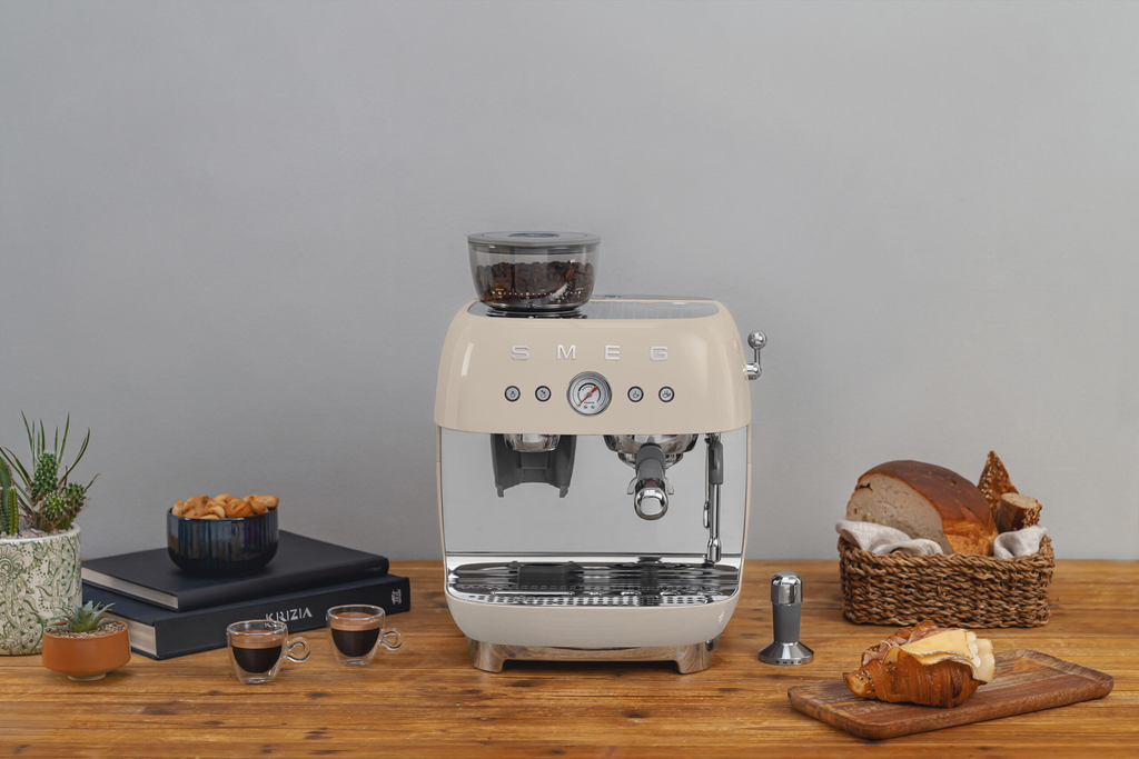 Smeg espressomachine – met twee espressokopjes