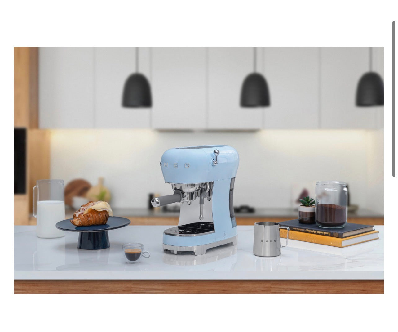 SMEG ECF02 espressomachine pastelblauw in keuken opstelling