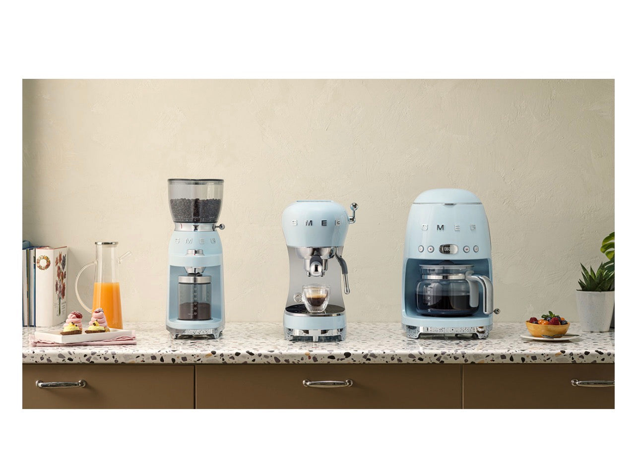 SMEG ECF02 espressomachine pastelblauw lifestyle foto