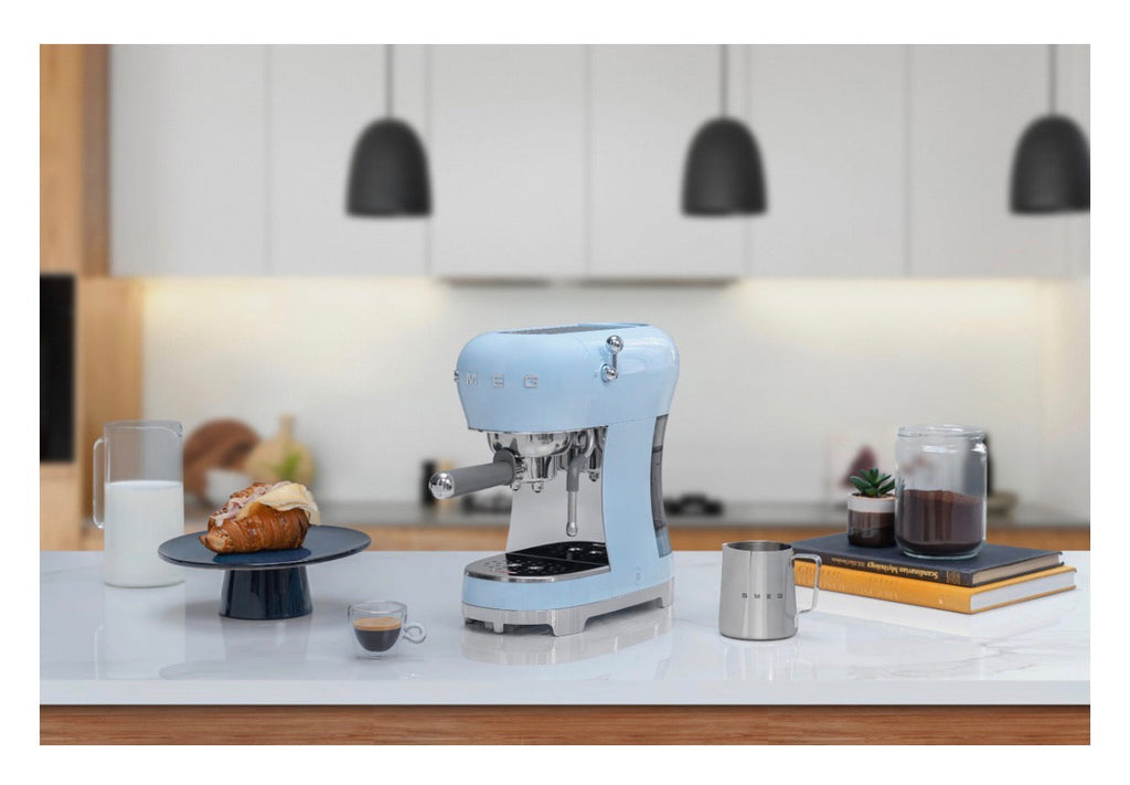 SMEG ECF02 espressomachine pastelblauw vooraanzicht